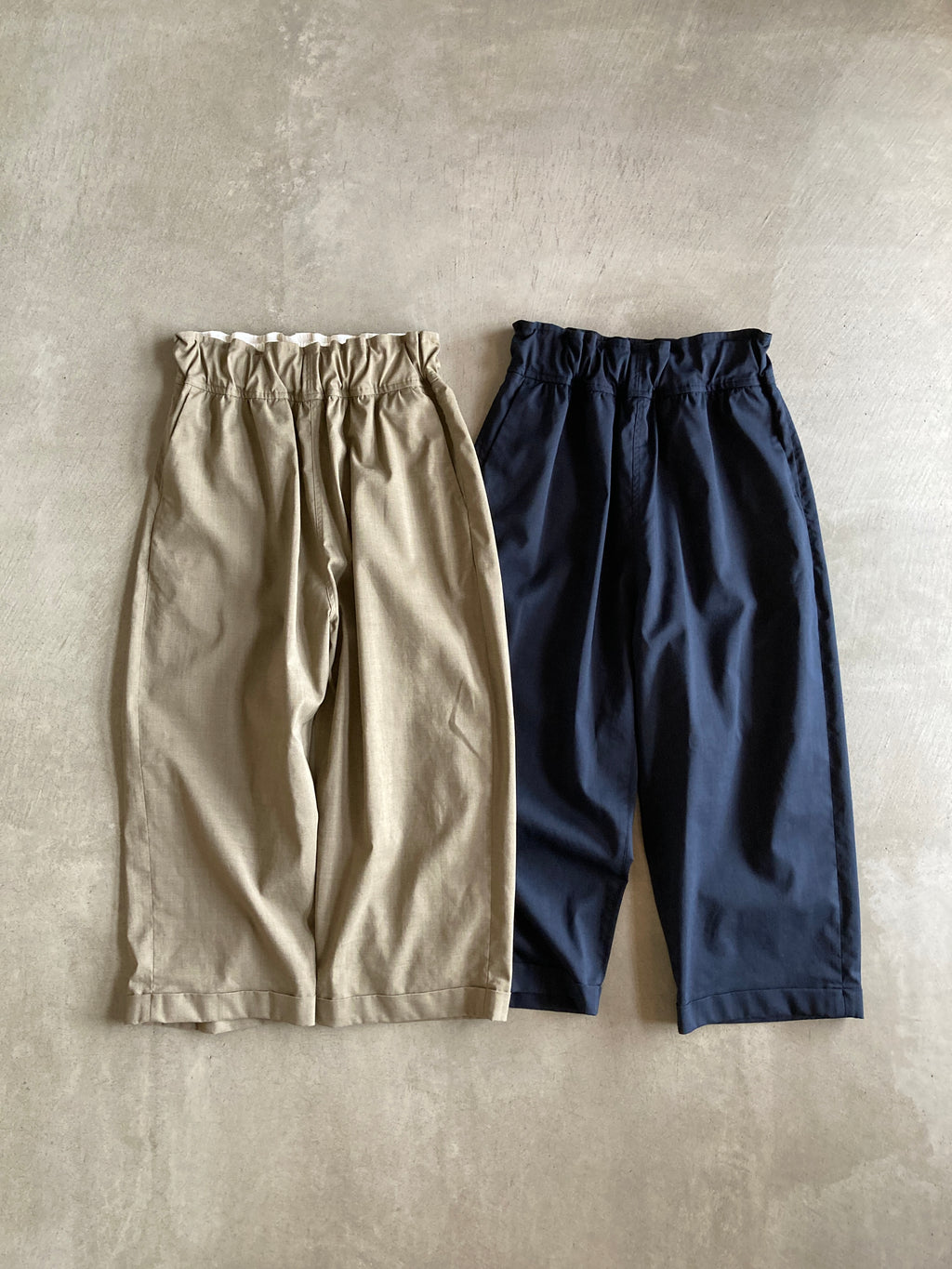未使用ブラミンクRESORT バックギャザーストレートパンツ ◇ストレッチエアリードットコードセミワイドバレルパンツ