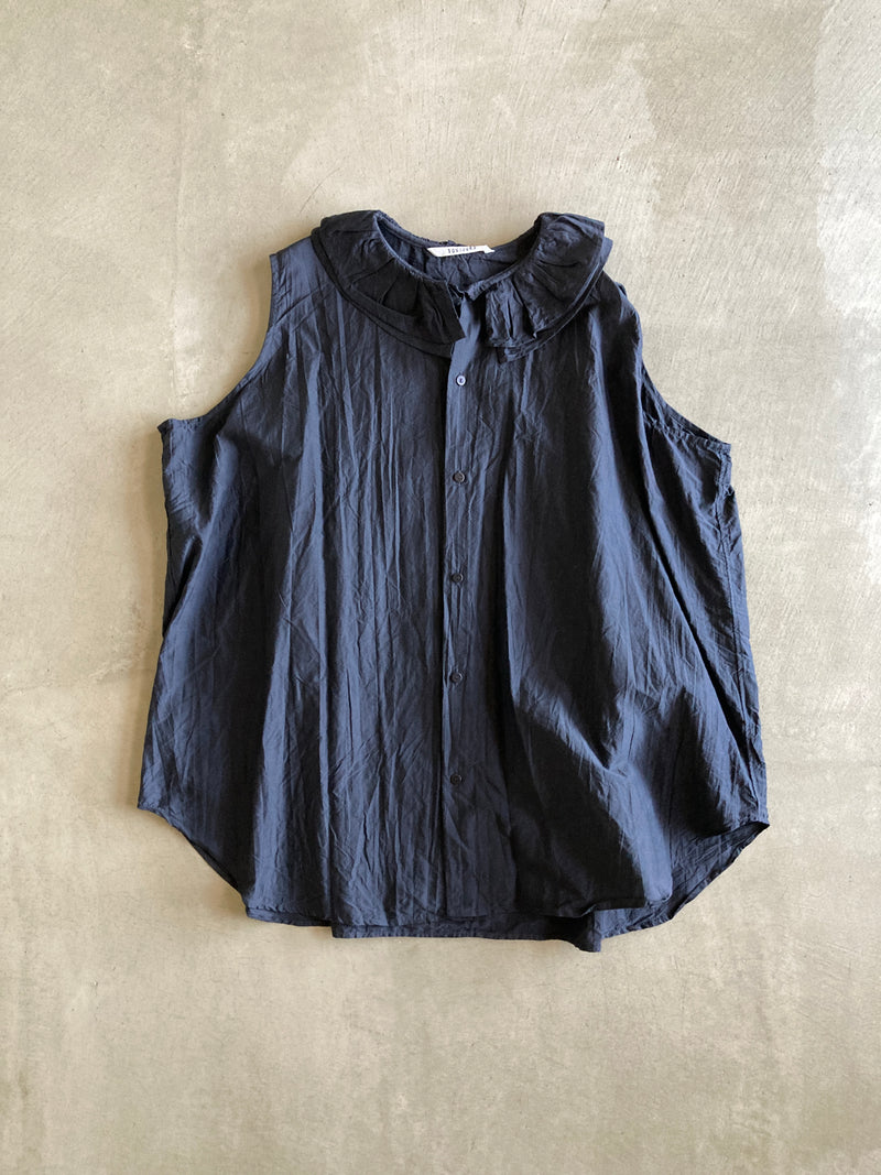 TOUJOURS ラッフルカラースリーブレスシャツ