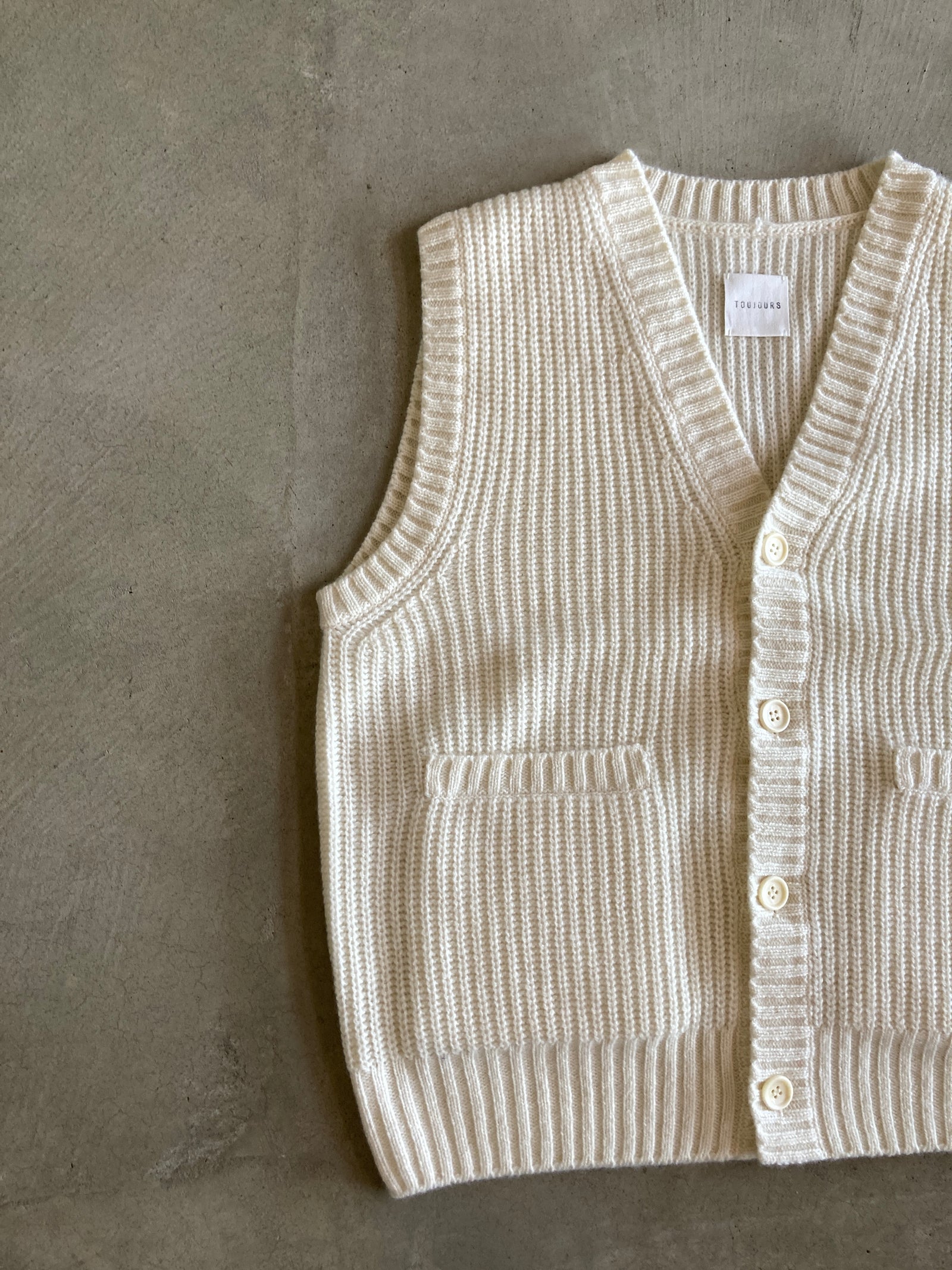 toujours 2024-2025F\W カーディガンベスト新品　トゥジュー toujours 2024-2025F\W カーディガンベスト新品 トゥジュー - メルカリ