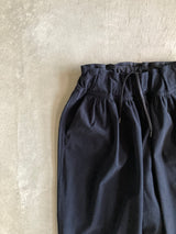 FIRMUM テーパードギャザーパンツ