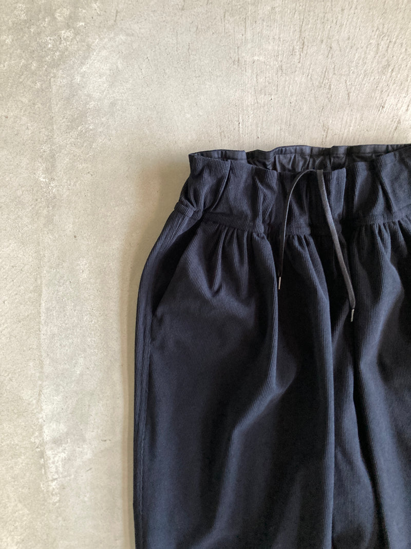 FIRMUM テーパードギャザーパンツ
